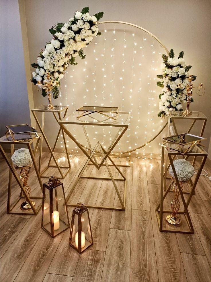 Decoración blanca con flores y luces