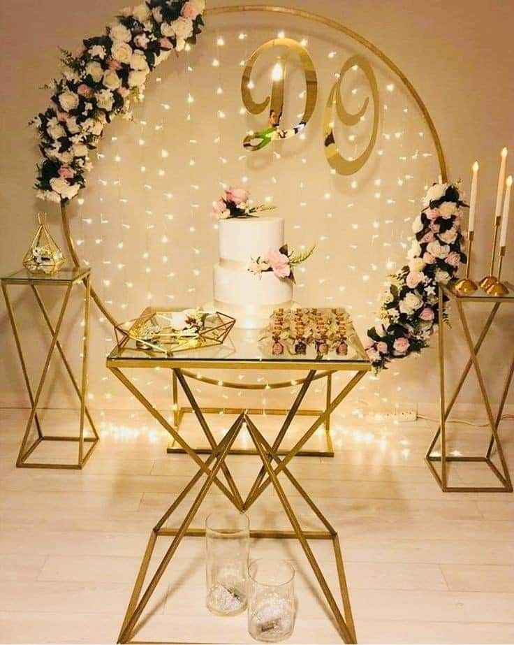 Decoración dorada con aro y luces