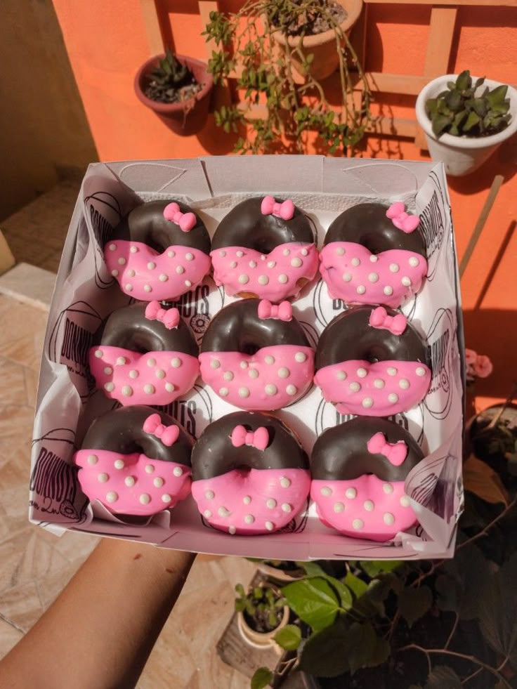 Minidonas de chocolate y rosa