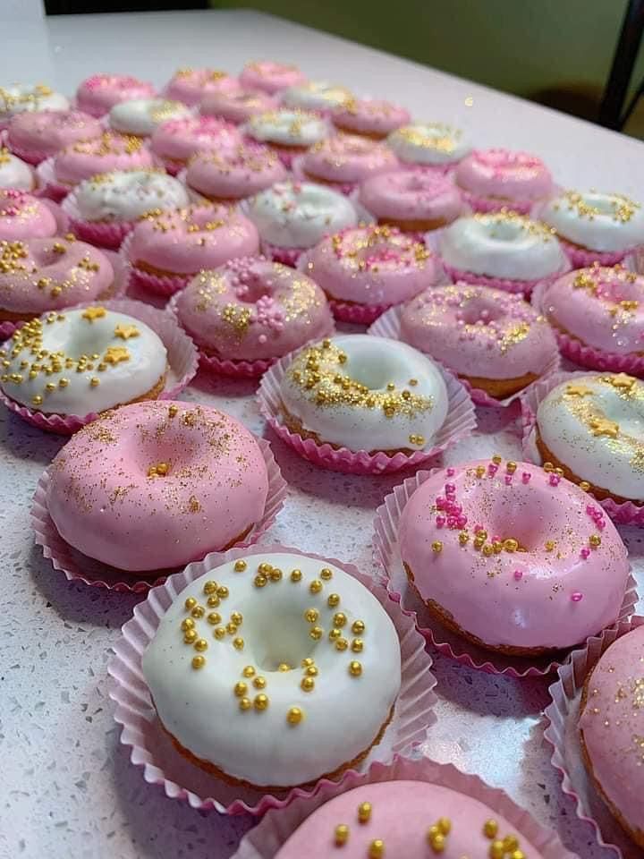 Minidonas rosas y blancas con dorado