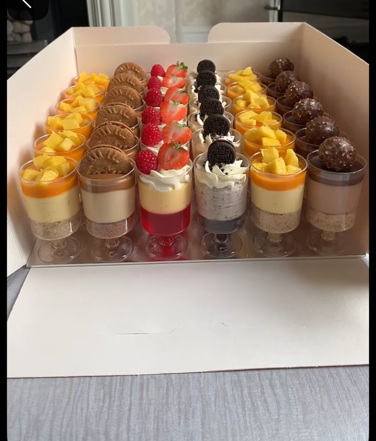 Shots de postres variados en caja